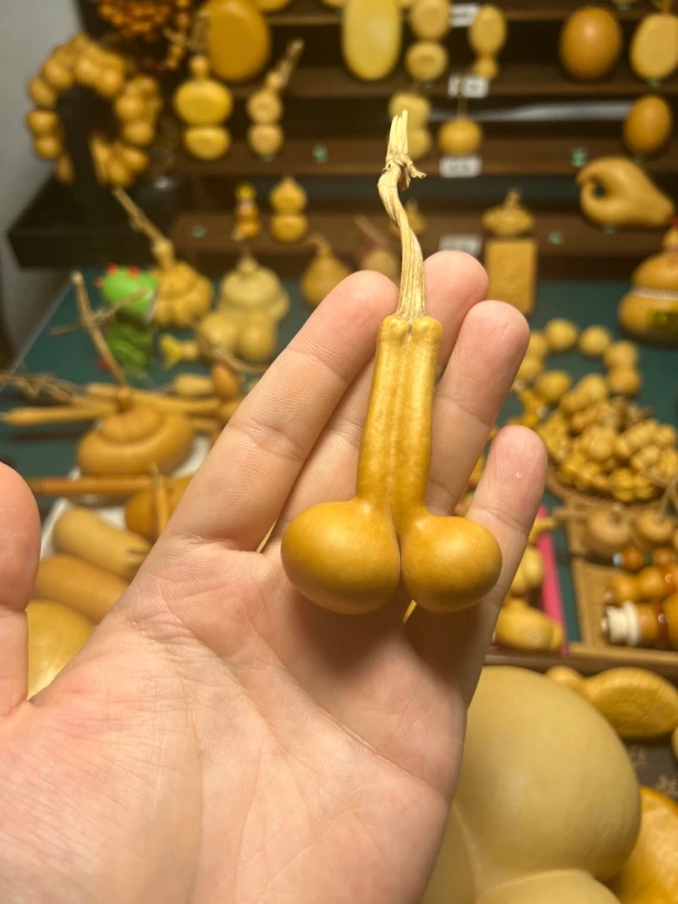 《连体，双胞胎》瓷皮，型好，嘴微瑕葫芦文玩