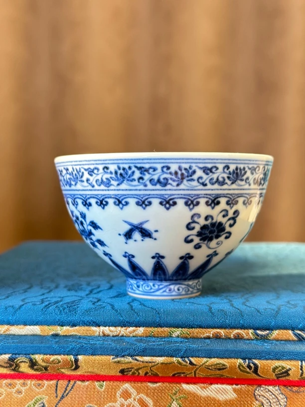 五云随安青花缠枝花卉珍宝纹鸡心杯口8.6高5.5满容125毫升