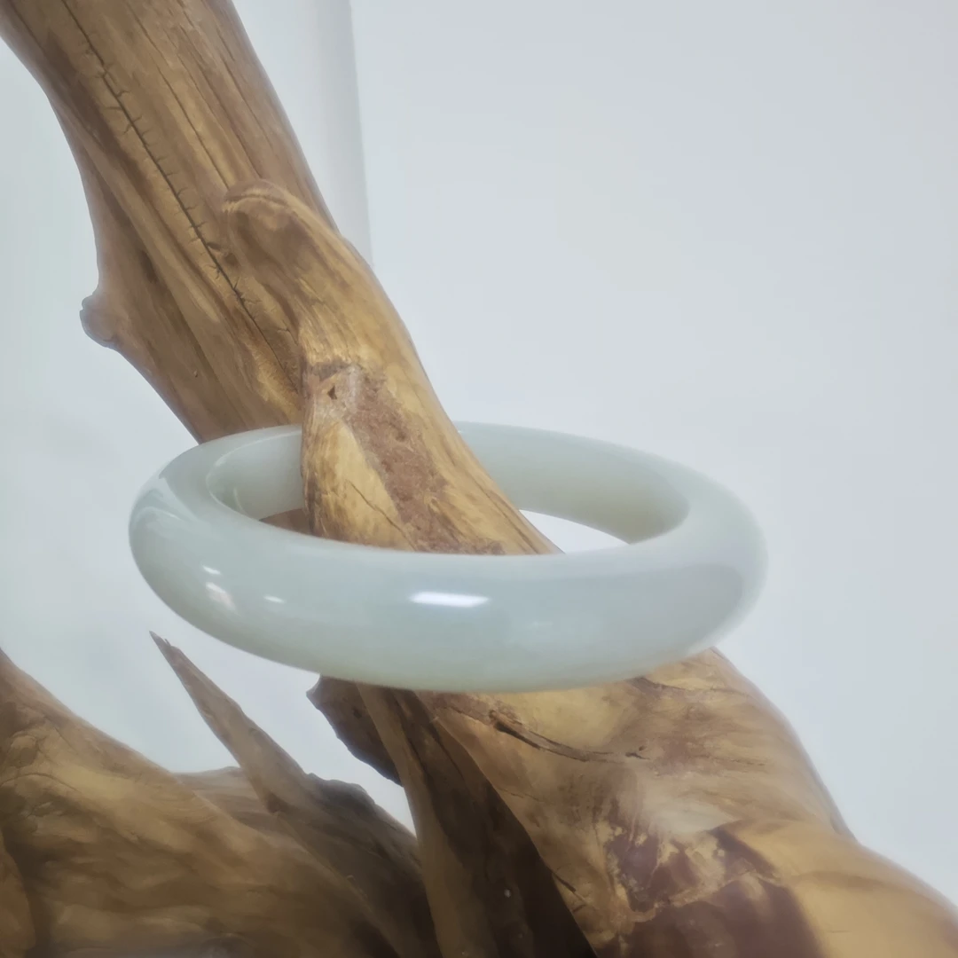 佘太翠豆青手镯冰低（多样性）发一只