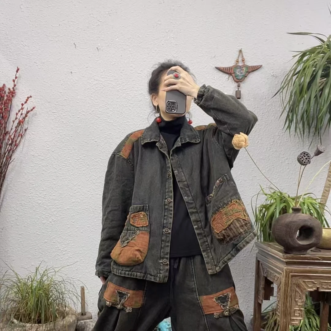 3023夹棉翻领两口袋重工贴布炒色牛仔外套（前60后65胸围134