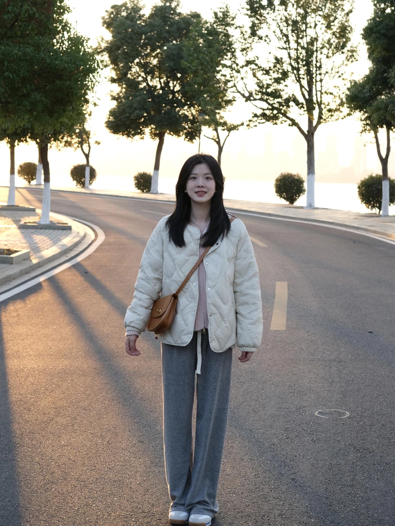 【荷塘月色】秋冬气质白色短款棉服搭粉色针织开衫高腰灰色糯米裤