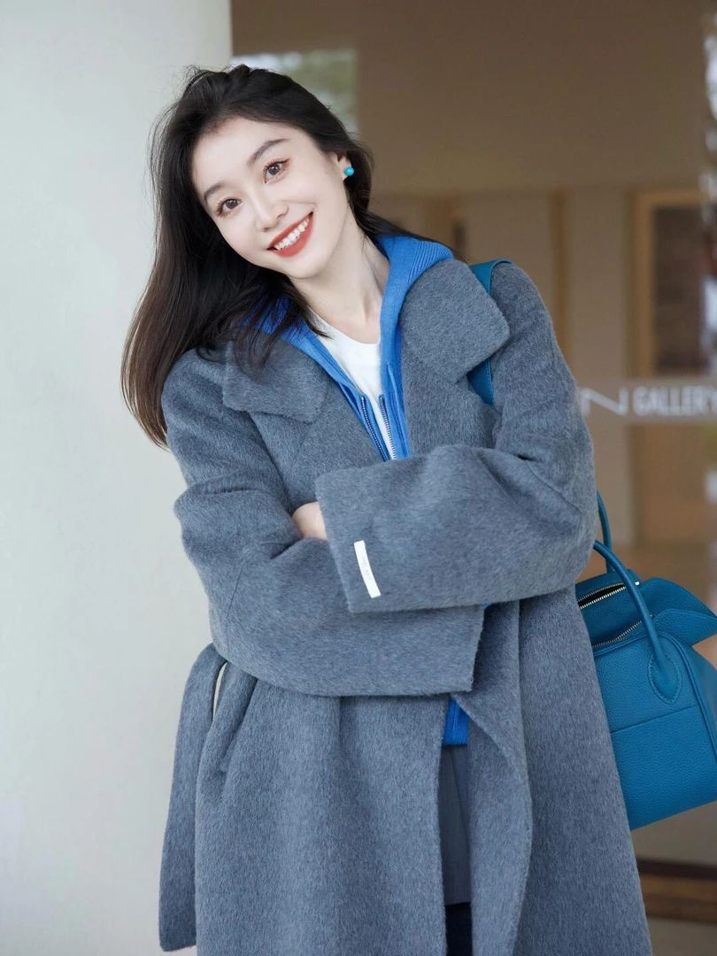 【街拍达人】秋冬高级灰长款大衣搭配克莱因蓝色连帽针织开衫套装