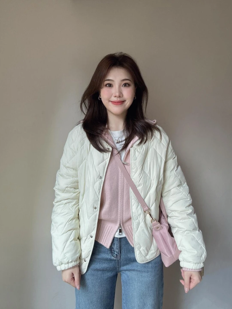 【荷塘月色】秋冬气质白色短款棉服搭粉色针织开衫高腰蓝色牛仔裤