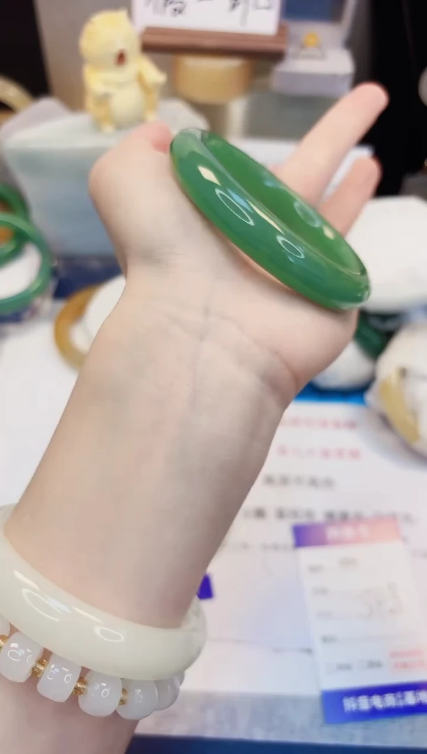 【闪购商品】石英质玉手镯未镶嵌64