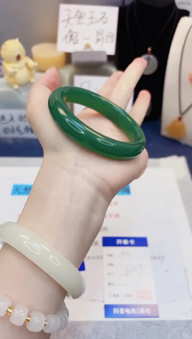 【闪购商品】石英质玉手镯未镶嵌212