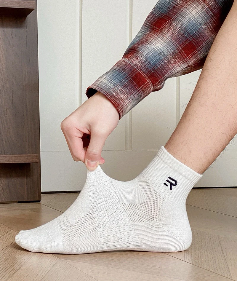 男生春夏薄款纯棉中筒短袜吸汗防臭网面字母刺绣黑色白色运动袜子