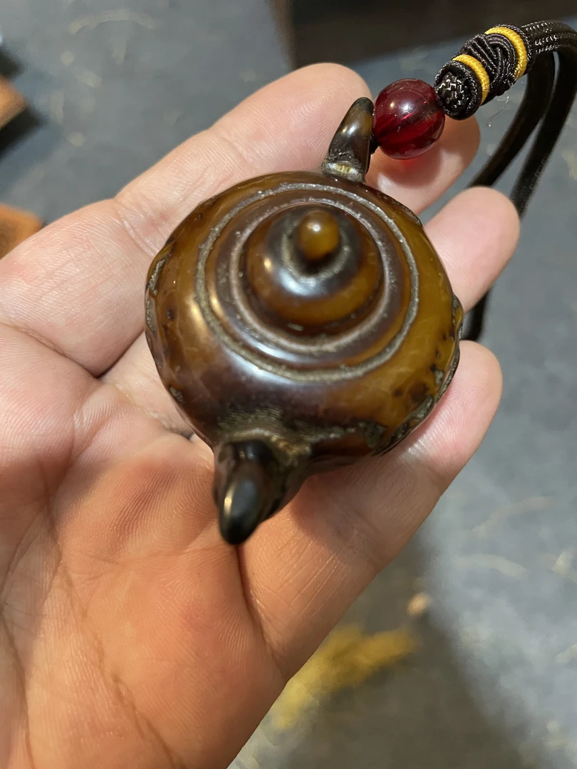 黄色吧壶摆件一个