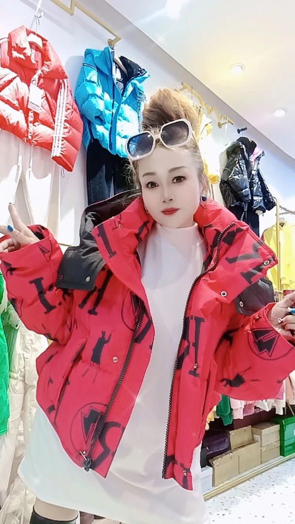 2024冬季新爆款短款潮牌上衣时尚羽绒服女款加厚保暖连帽外套