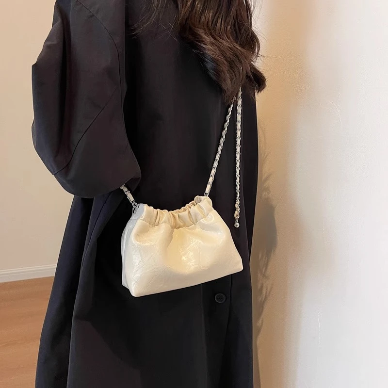 夏季高级感小众斜跨斜挎链条包包女2025新款银色抽绳水桶包大容量