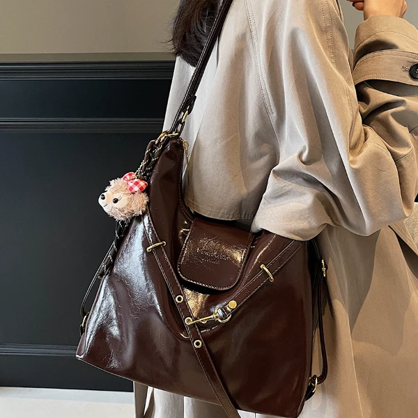 软面大容量斜挎包包女2025春夏新款单肩包复古亮面学生通勤双肩包