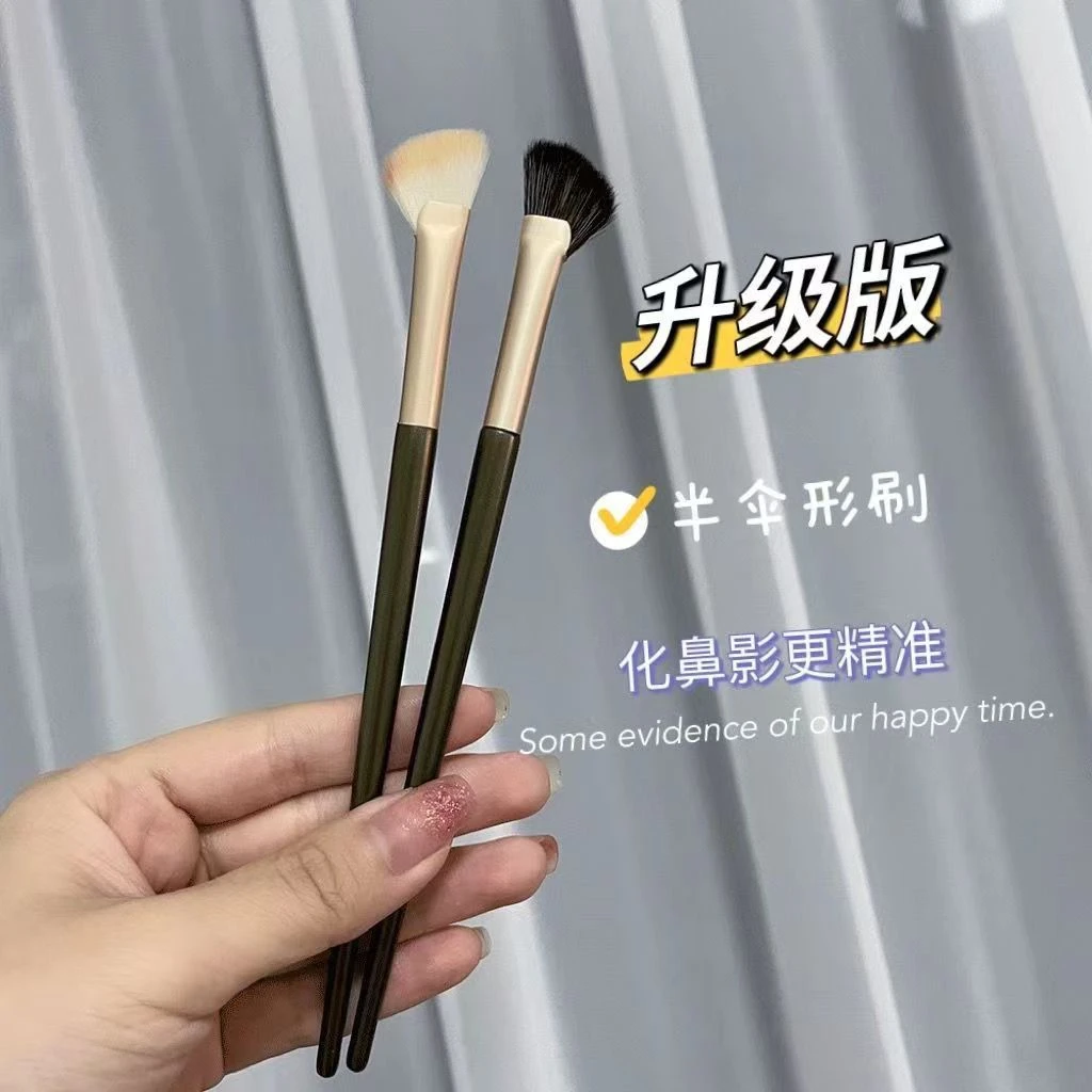 半扇形鼻影刷镰刀型化妆刷镰刀斜头修容扇形阴影鼻梁修饰高光柔软