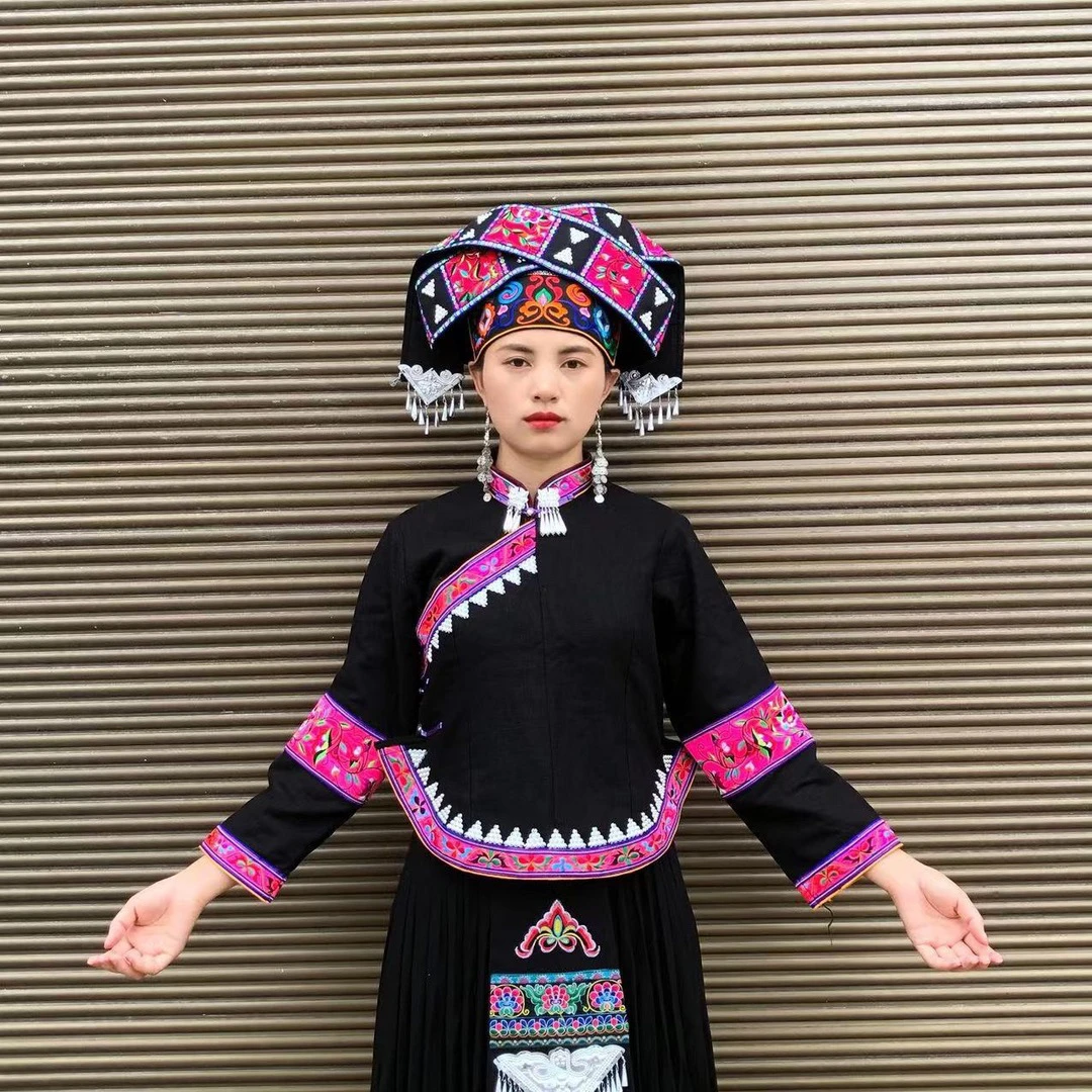 少数民族服饰精致上衣