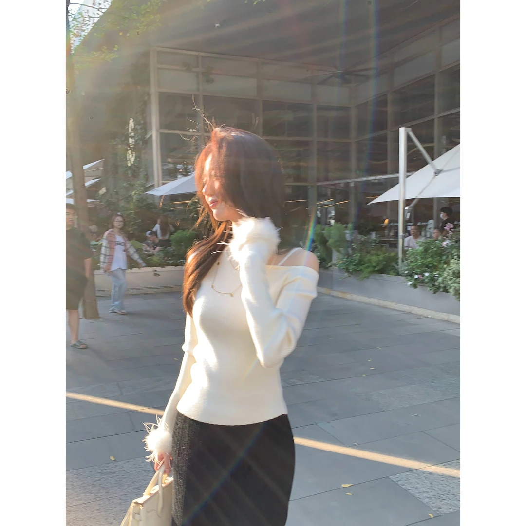 万万不熬夜【纯白月光】秋冬斜肩设计感袖口毛毛拼接上衣258M037