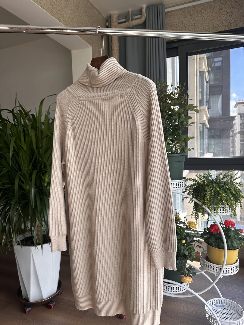 简单干净的修身型中长款高领毛衣