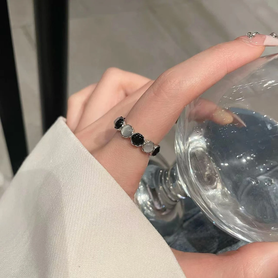 2023年小众设计蝙蝠小石石感黑白宝石开口戒指女ins冷淡
