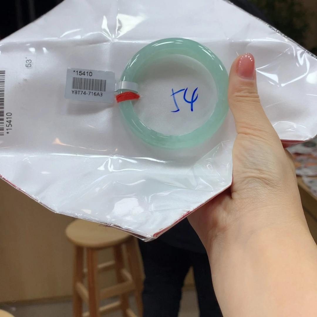 翡翠手镯未镶嵌不退不换