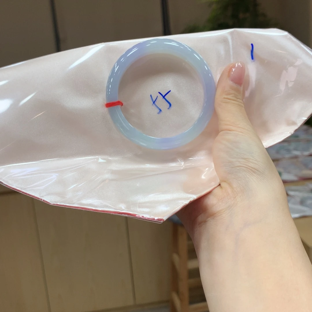 翡翠手镯未镶嵌不退不换