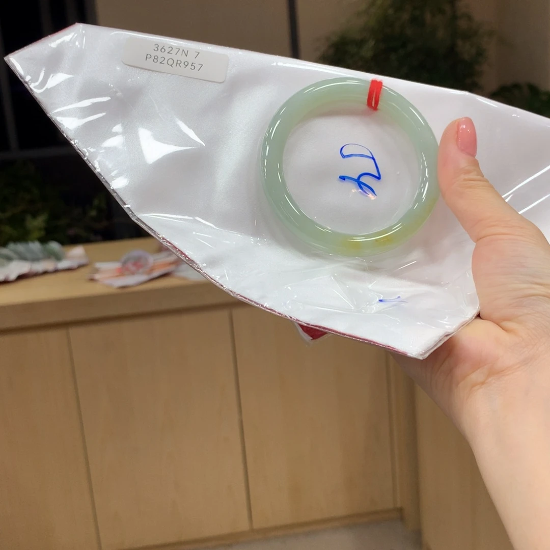 翡翠手镯未镶嵌不退不换