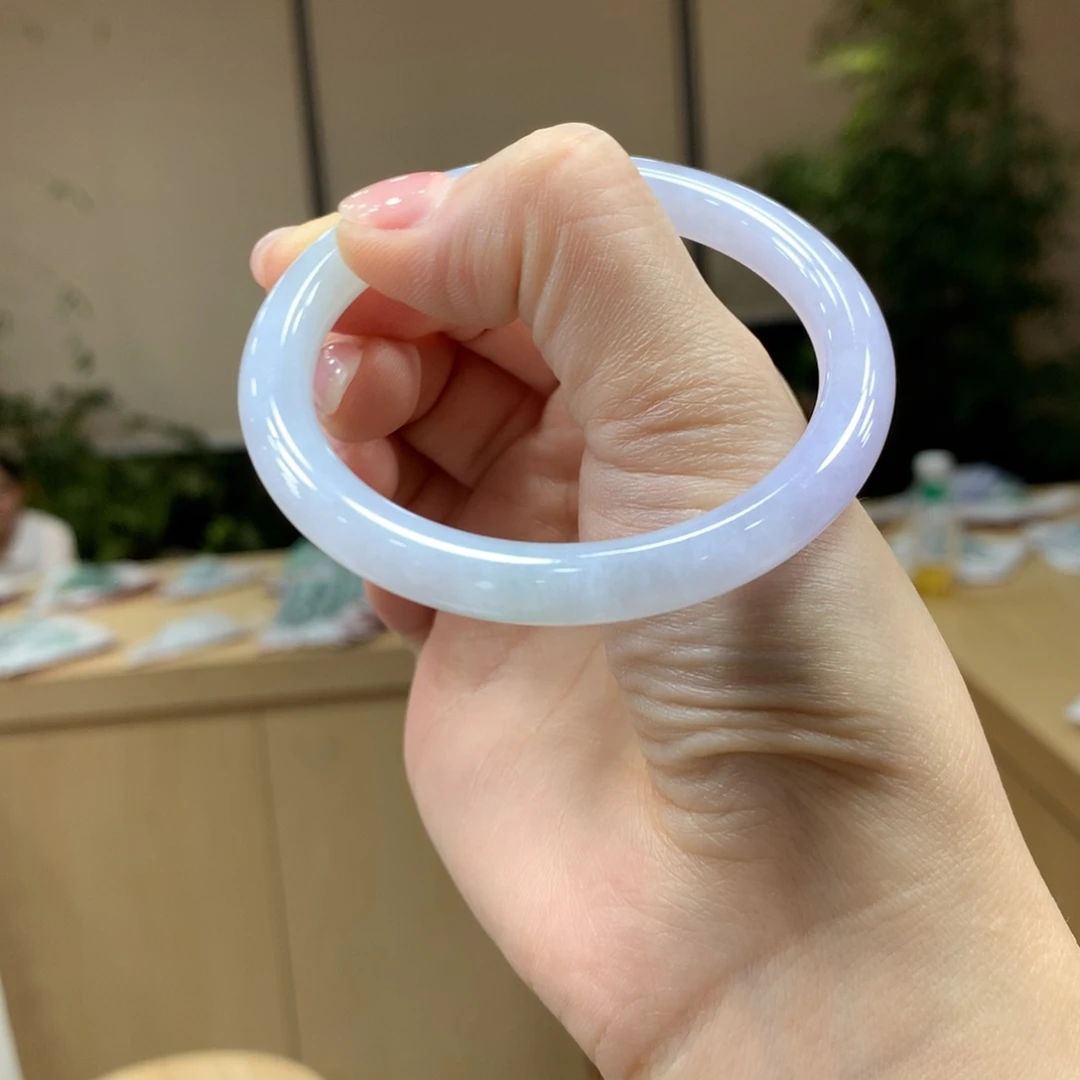 翡翠手镯未镶嵌不退不换