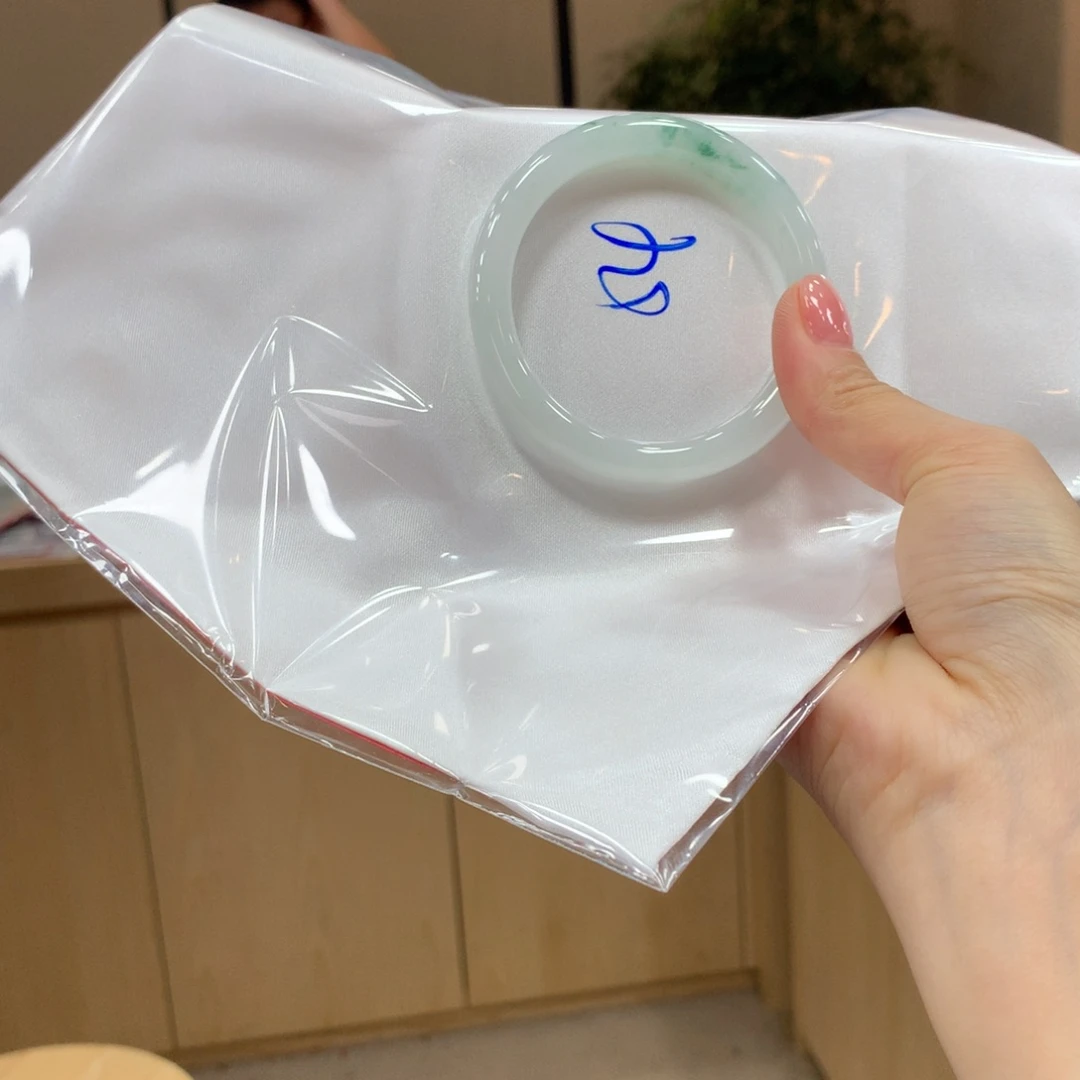 翡翠手镯未镶嵌不退不换