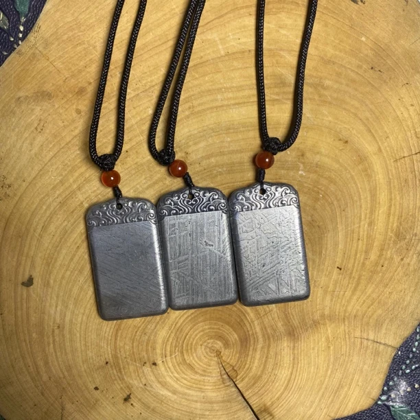 新疆阿勒泰铁陨新款莲花头牌重约33克，尺寸：24.1*42.3*4.6mm