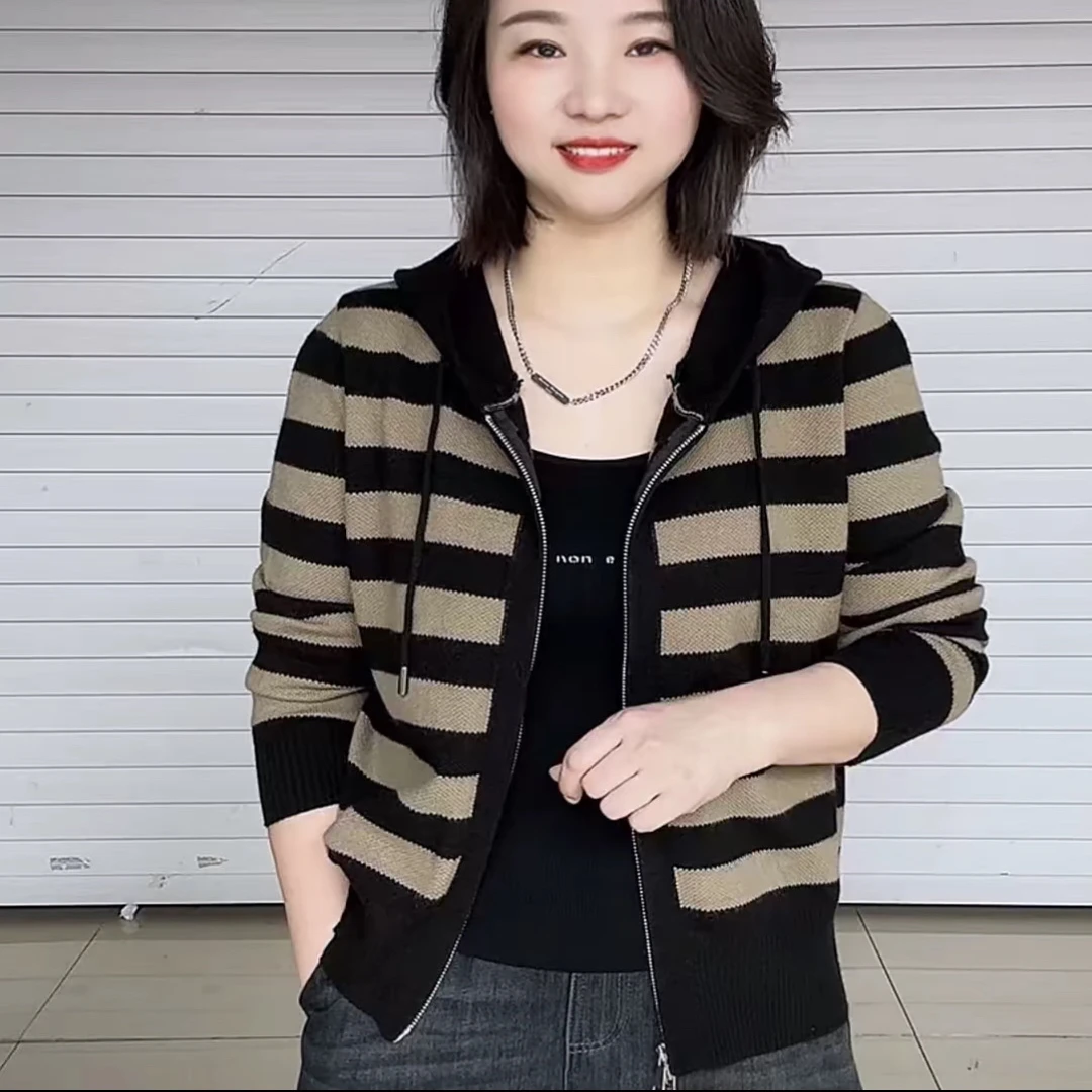 秋冬新款连帽条纹针织短款外套拉链开衫休闲毛衣显瘦宽松洋气上衣
