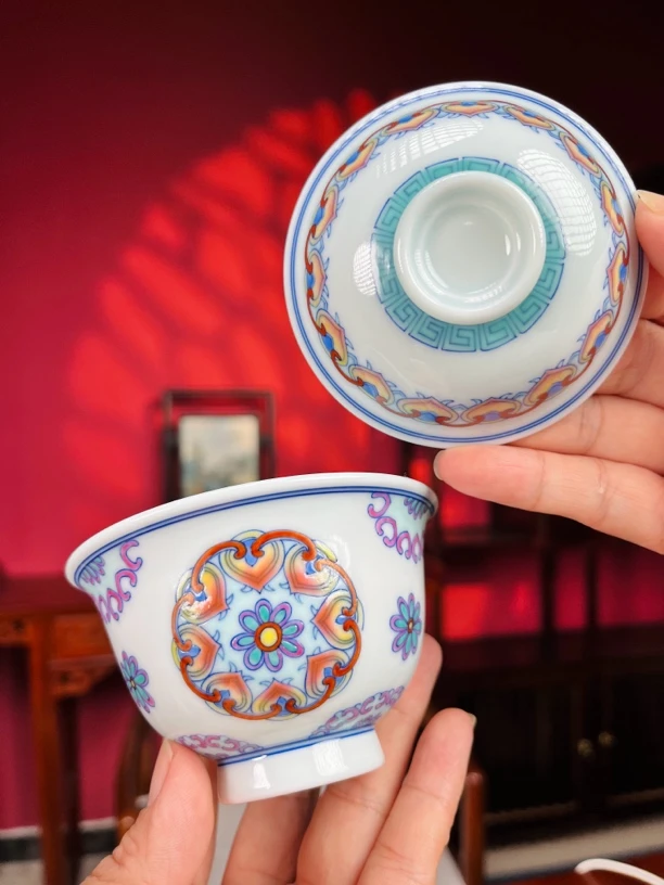 谢国福斗彩二才盖碗