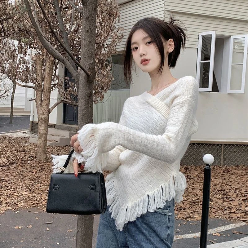 不规则交叉流苏毛衣女秋冬新款修身显瘦设计感喇叭袖内搭针织上衣