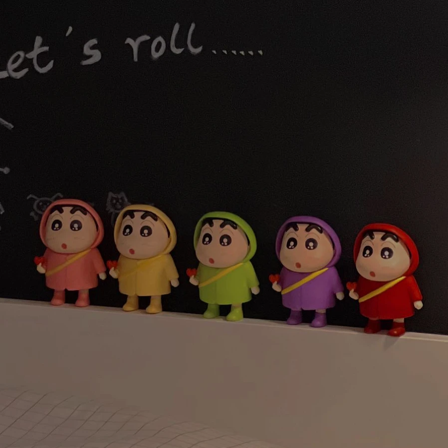 一套Q版比心雨衣小新五只10cm可爱类型礼物家居手办车载摆件