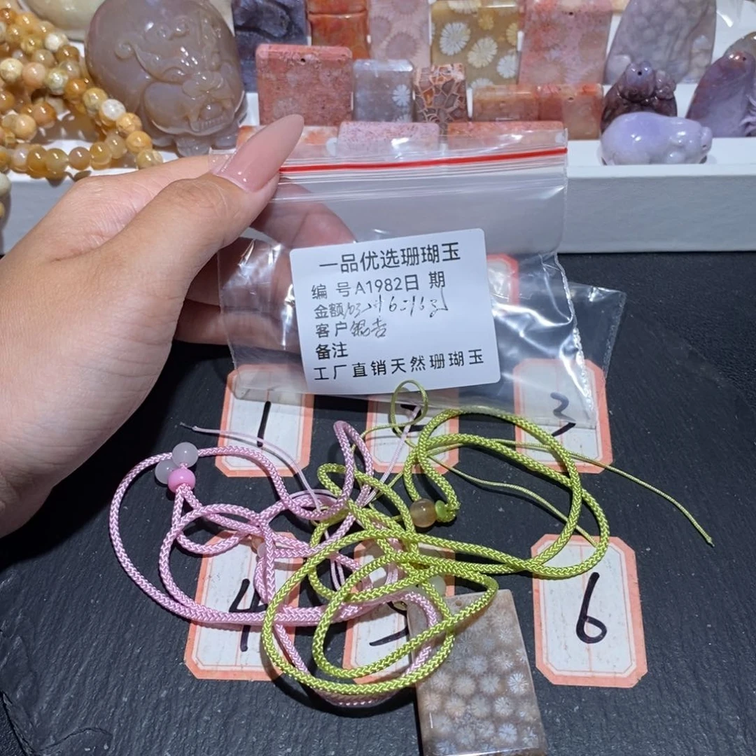 硅化珊瑚(珊瑚玉)颈饰未镶嵌银**子1982