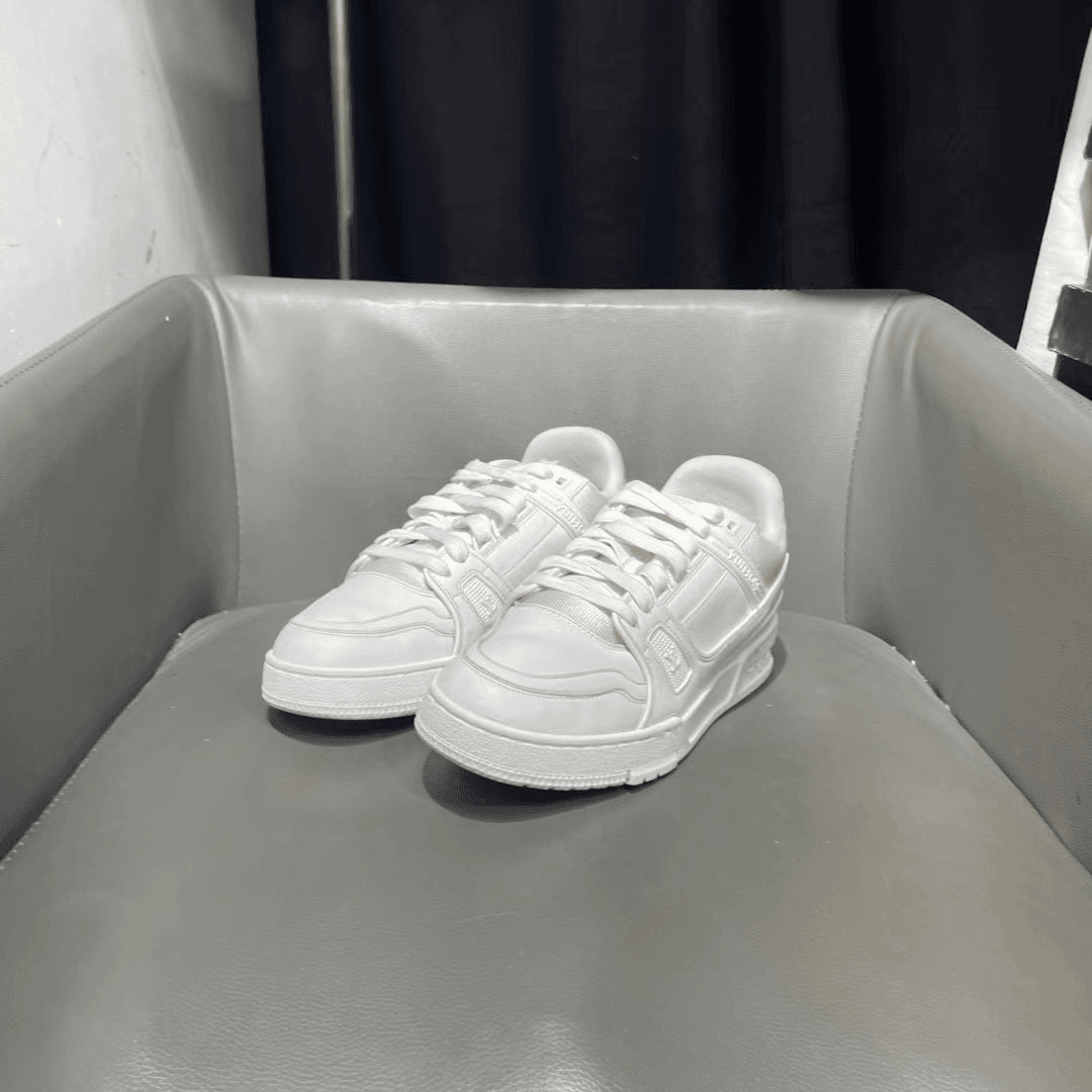 捡漏40码 lv trainer 纯白下地两次原盒配件4299秒杀!!球鞋