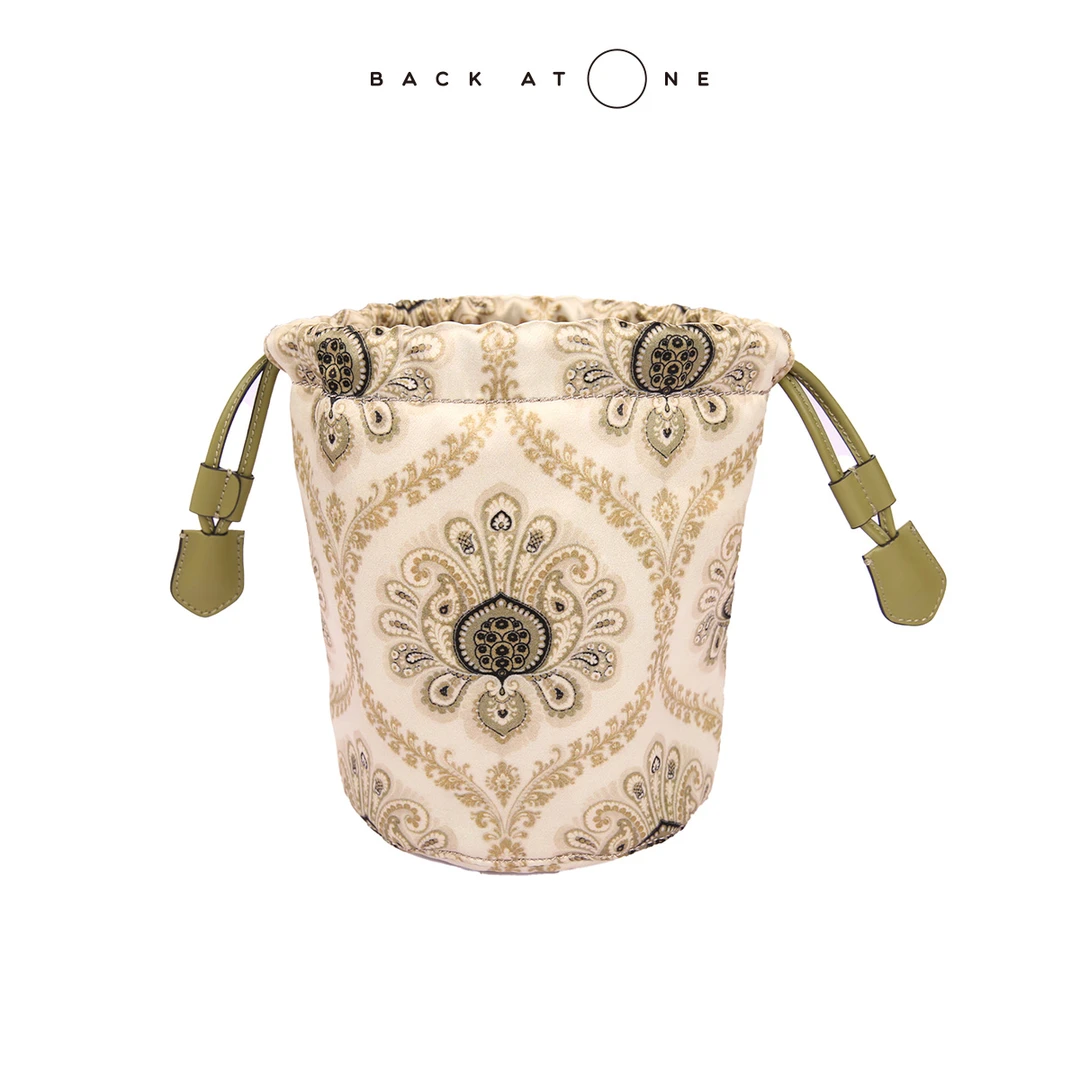 BackAtOne “奢调佩斯里”时尚印花手拿袋抽绳化妆包 BEF-8CM218K-K