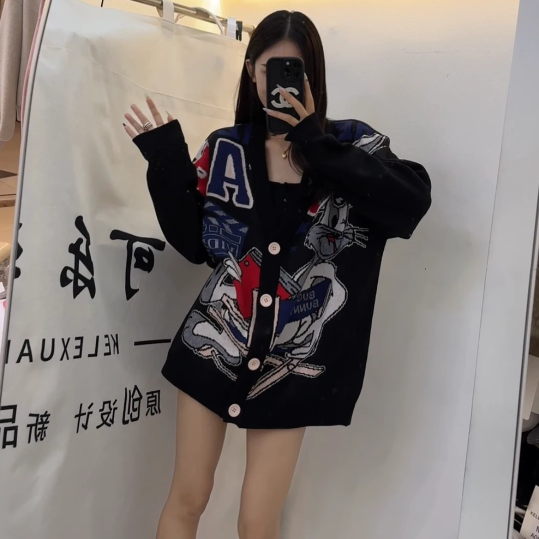 爱舞服饰  四粒扣图案针织开衫