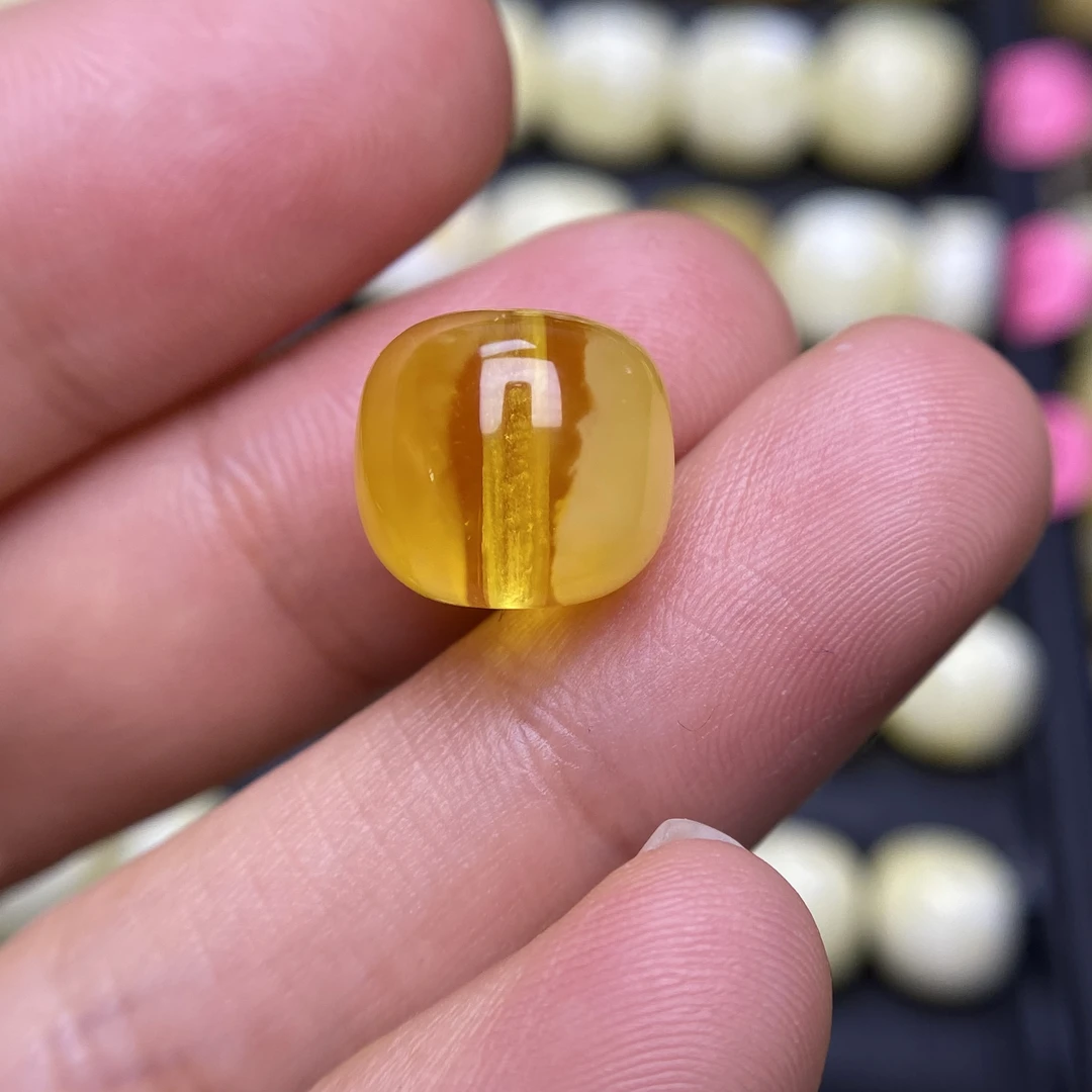 蜜蜡胶皮鸡油黄特色老型12.1×11.1mm，意境感十足，保天然，