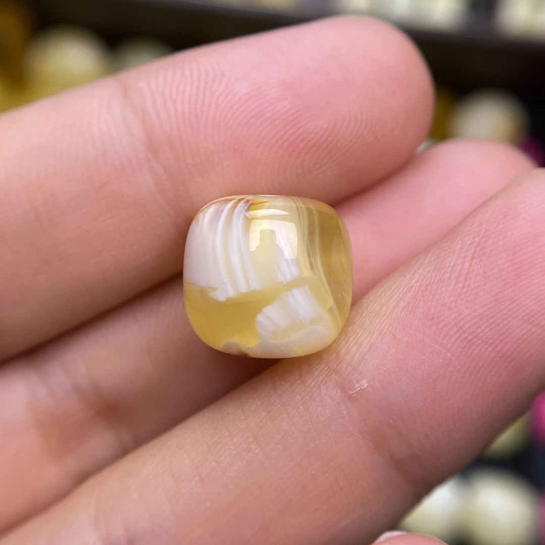 蜜蜡沁色金胶白老型12.4×11.3mm，天然无优化杂裂，两边孔带俏色纹