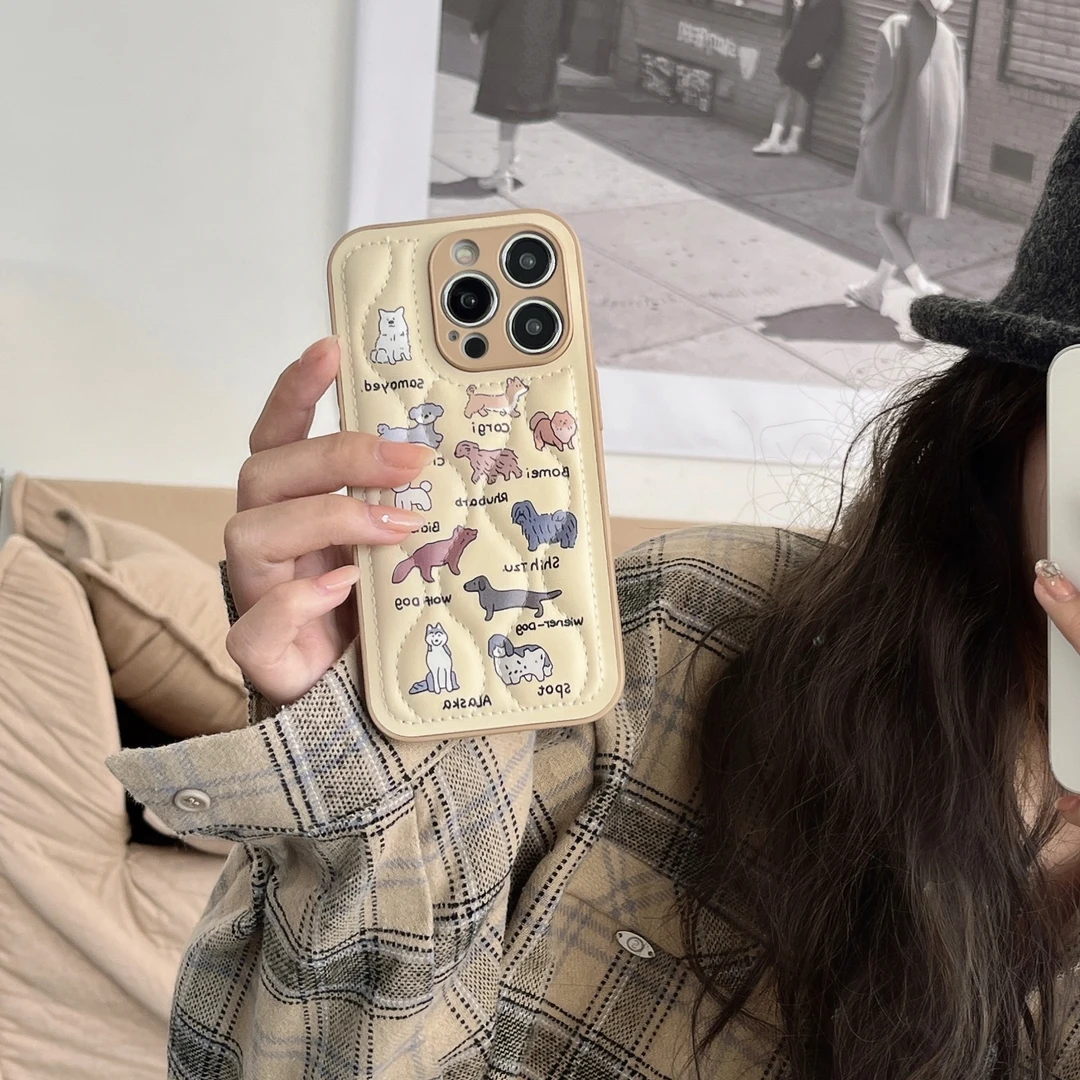 ins可爱卡通英文小狗菱格羽绒服适用苹果15Pro手机壳iPhone14Pro