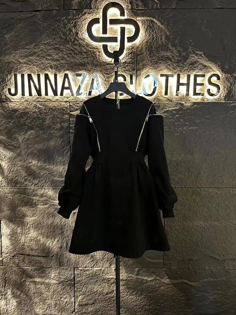 【原创设计师款】2024春季新款气质轻奢露肩收腰小黑裙4431