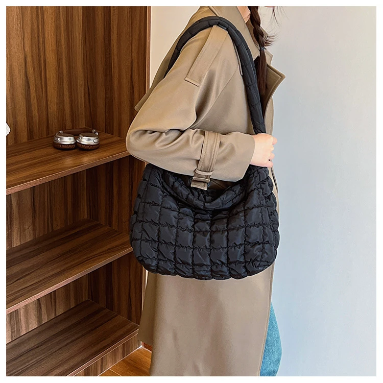 秋冬轻便大容量泡泡包包女新款网红高级感菱格褶皱单肩斜挎包时尚