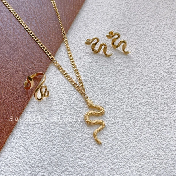 钛钢项链 Suyunche550时尚饰品复古精致蛇型三件套金属质感