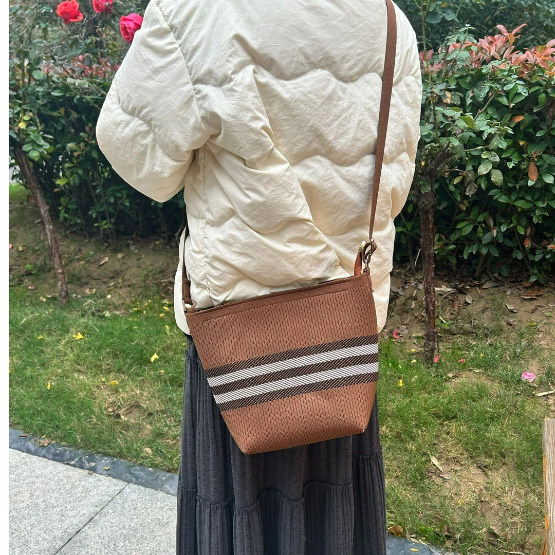 网红休闲女士简约ins时尚高端单肩包飞织单肩包百搭单肩包帽子