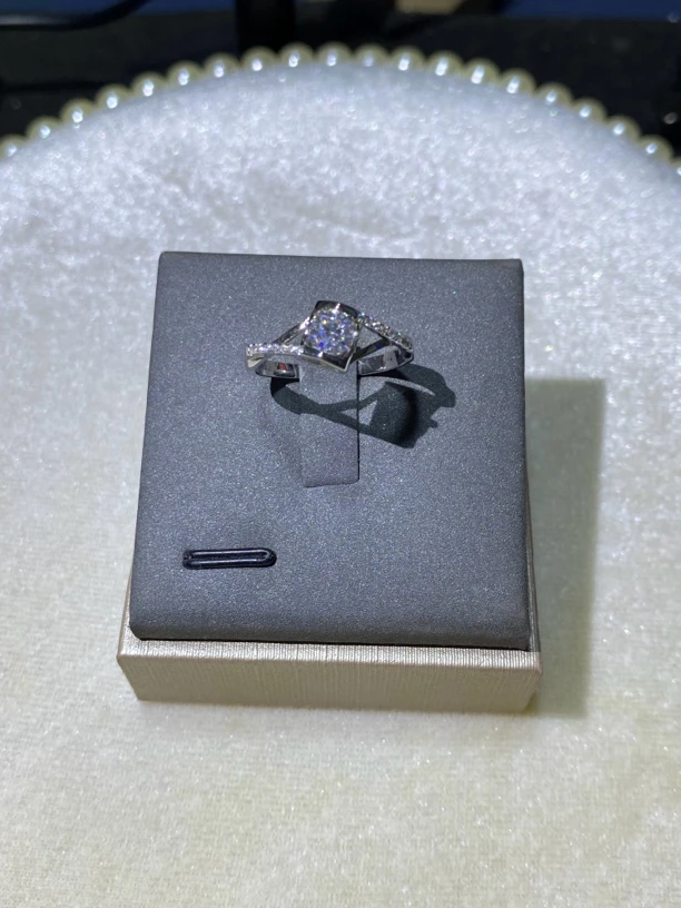 【钻注一生】 【钻注一生】经典天使之吻女戒0.5ct时尚精致