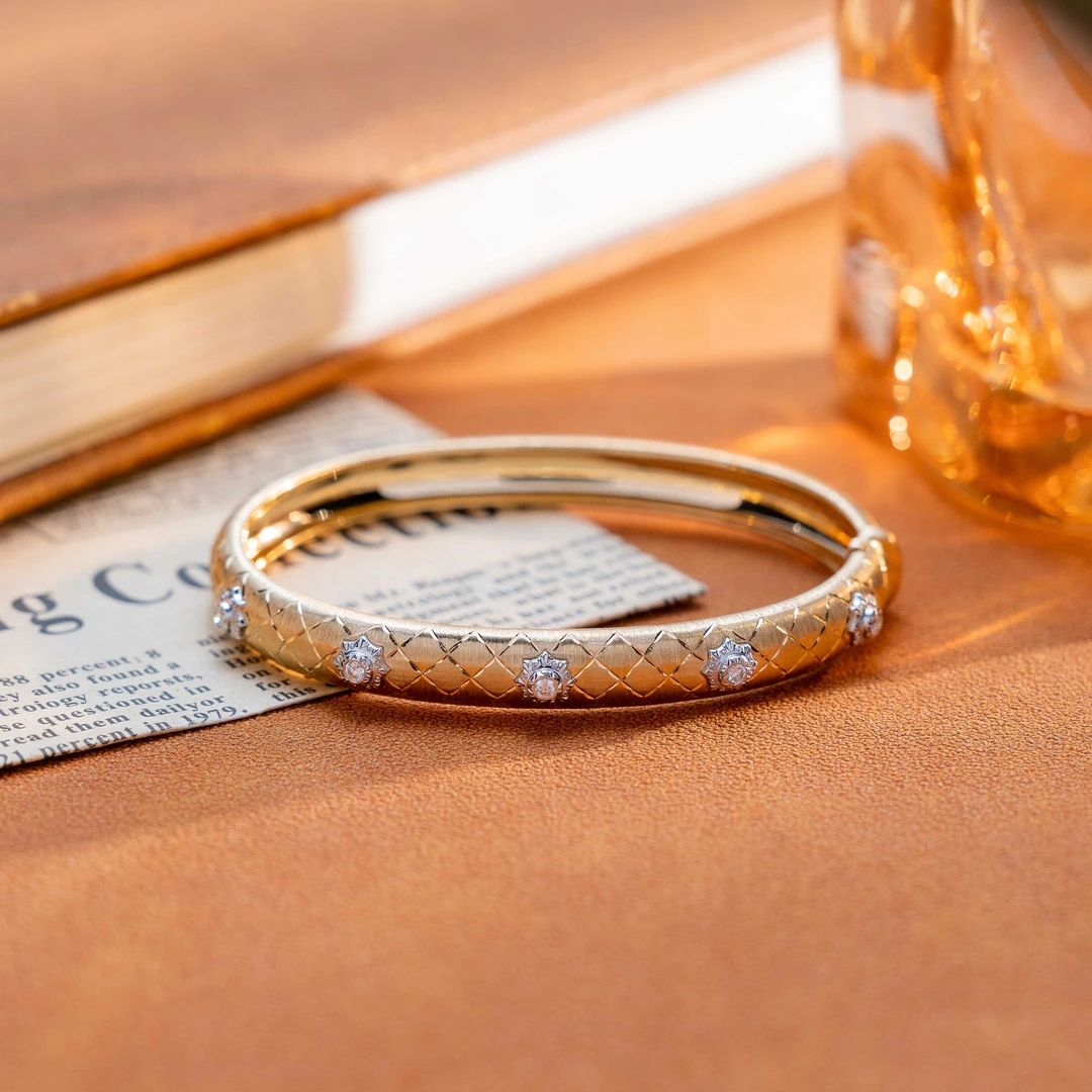 18K金“罗曼蒂克的诗”钻石手镯-KWC442