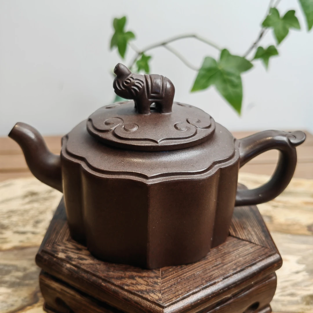 万象更新壶，早期原矿黄龙山黑星老紫泥，全手制作，好泡养，140cc