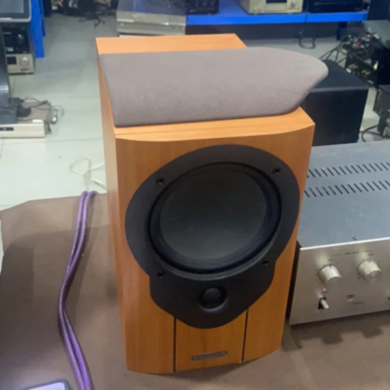 9新  美声 m32i一对书架音箱（网罩有一点问题）