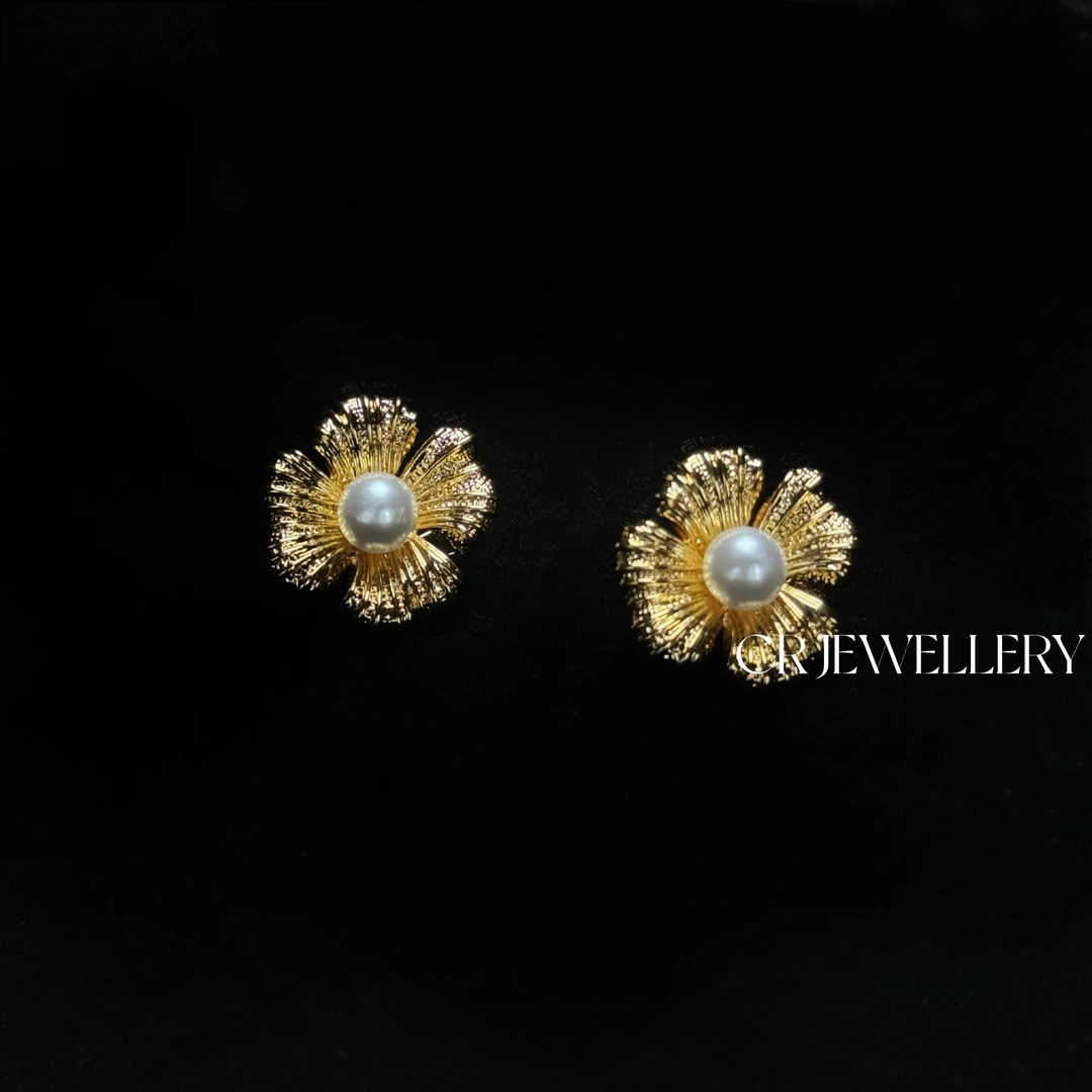 铜合金仿珍珠耳饰 法式时尚复古简约花朵白珠金色设计感耳饰优雅