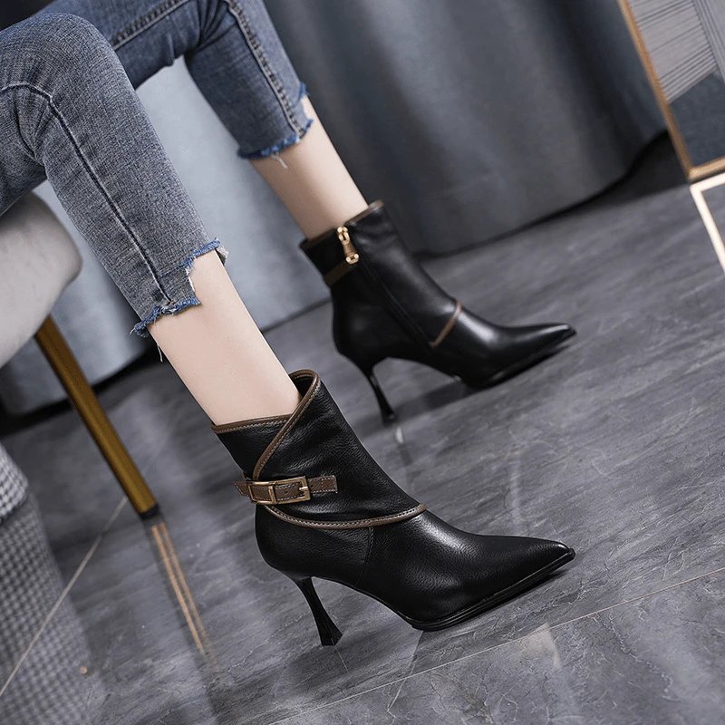 鬼马甜酷风高端大牌马丁靴细跟尖头瘦瘦靴皮带扣气质高跟小短靴女