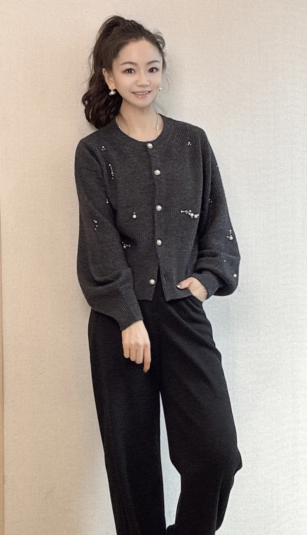 24470872【柚盐】新品秋冬钉珠时尚针织开衫