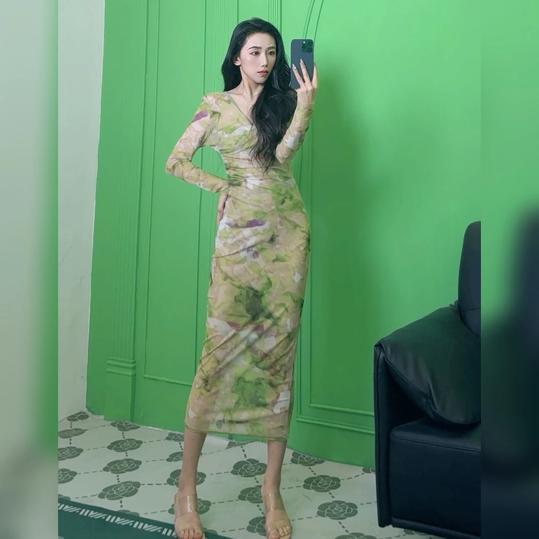 气质女人味轻奢V领长袖绿色晕染显瘦包身修身时尚百搭连衣裙长款