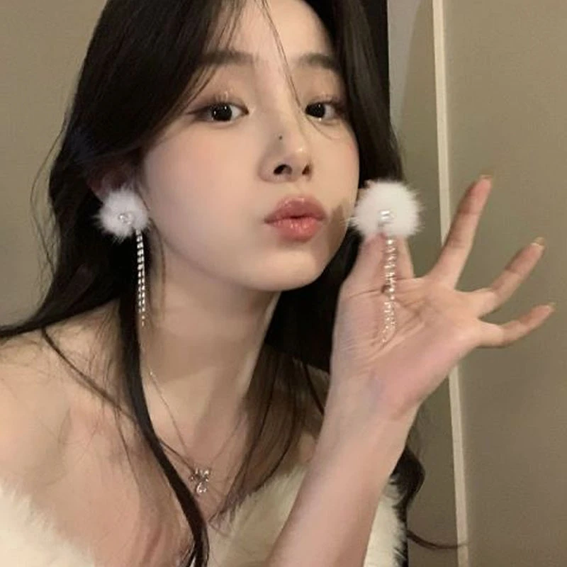 秋冬毛球流苏耳环女2024新款爆款独特耳饰轻奢小众设计高级感耳钉