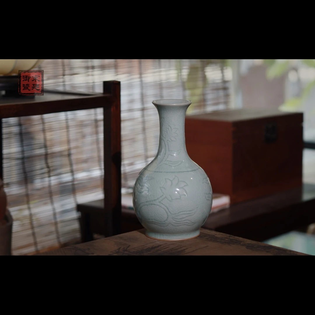 【宋廷御瓷·汝官窑】原矿青绿釉刻花鹅颈瓶/高度25cm